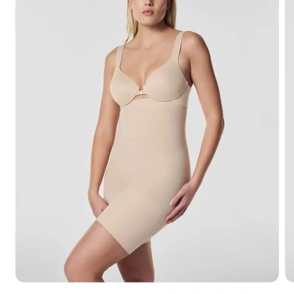 SPANXsculpt™ Seamless Power High-Waisted Mid-Thigh Short - Picture 1 of 5